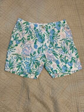 Lilly Pulitzer Aldora Linen Shorts in Resort White Just a Pinch print.